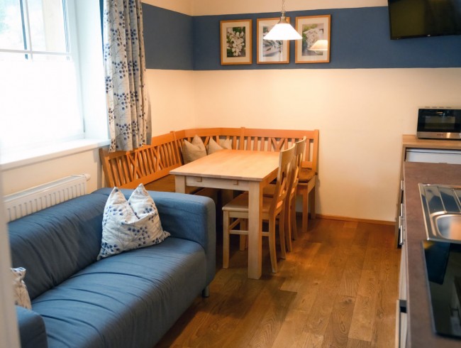 Wohnzimmer mit Couch und Esstisch